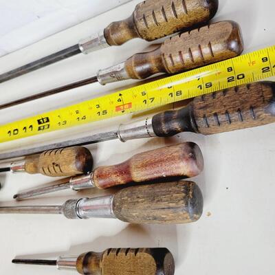 WOODEN HANDLED ASSORTMENT OF SCREWDRIVERS