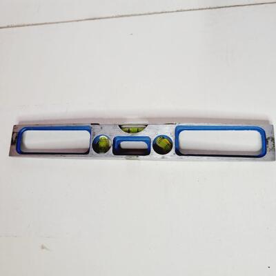 SMALL ALUMINUM LEVEL