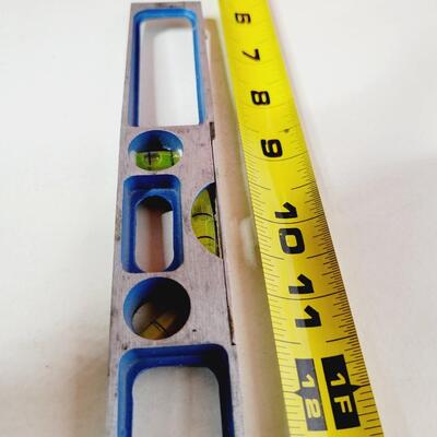SMALL ALUMINUM LEVEL