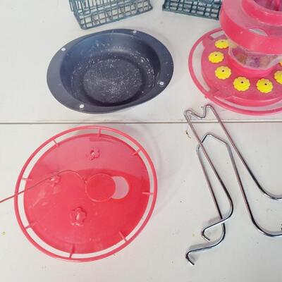 OUTDOOR BIRD FEEDER ASSORTMENT