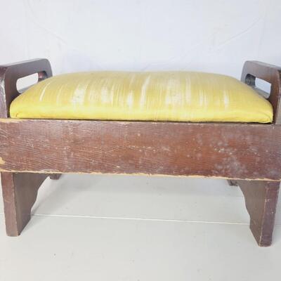 CUTE SMALL VINTAGE BENCH