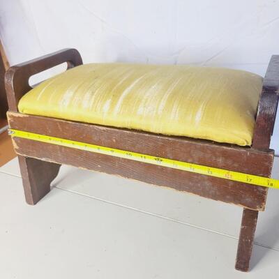 CUTE SMALL VINTAGE BENCH