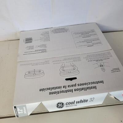 COOL WHITE 32 12" ROUND LIGHT BULB NEW