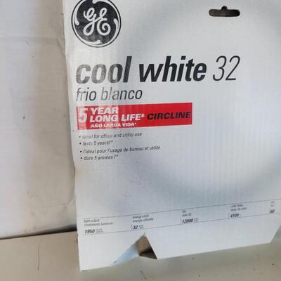 COOL WHITE 32 12" ROUND LIGHT BULB NEW