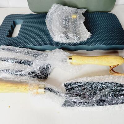 NEW GARDENING TOOLS KIT WITH EXTRA PAD