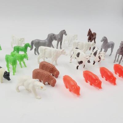 VINTAGE ASSORTMENT OF PLASTIC ANIMALS