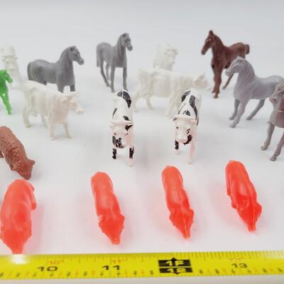 VINTAGE ASSORTMENT OF PLASTIC ANIMALS