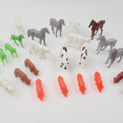 VINTAGE ASSORTMENT OF PLASTIC ANIMALS