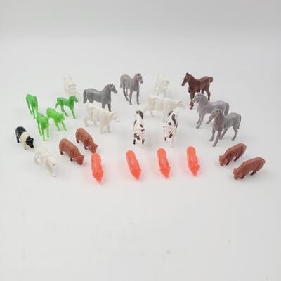 VINTAGE ASSORTMENT OF PLASTIC ANIMALS