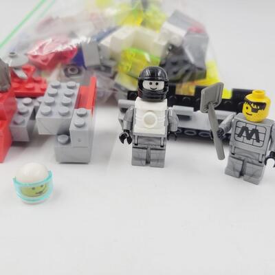 VINTAGE LEGO ASSORTMENT W/ MINI FIGURES