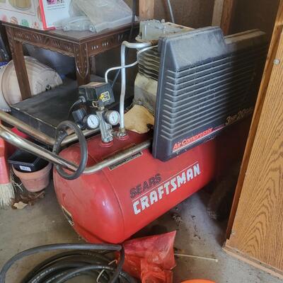 CRAFTSMAN ELECTRIC AIR COMPRESSOR W/ ACCESSORIES