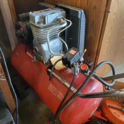 CRAFTSMAN ELECTRIC AIR COMPRESSOR W/ ACCESSORIES