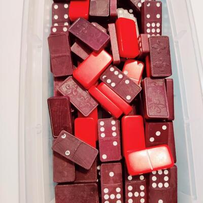 CONTAINER W/ FUN VINTAGE DOMINOES