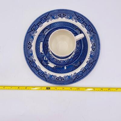 CHURCHILL CLASSIC BLUE WILLOW FROM ENGLAND - 3 PIECE SET - DINNER PLATE CUP SAUCER LOT #4