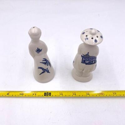 CHURCHILL CLASSIC BLUE WILLOW FROM ENGLAND - SALT AND PEPPER SHAKER SET