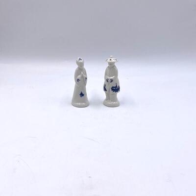 CHURCHILL CLASSIC BLUE WILLOW FROM ENGLAND - SALT AND PEPPER SHAKER SET