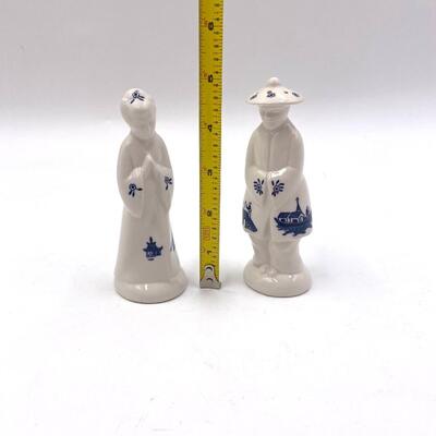 CHURCHILL CLASSIC BLUE WILLOW FROM ENGLAND - SALT AND PEPPER SHAKER SET