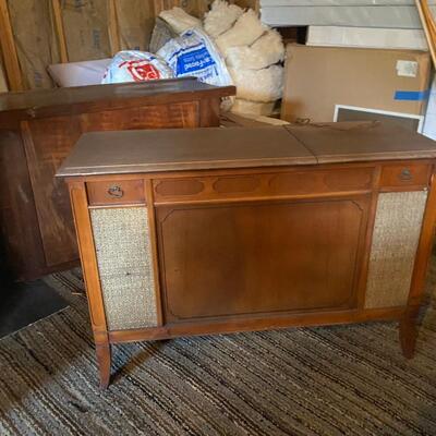 VINTAGE RECORD PLAYER