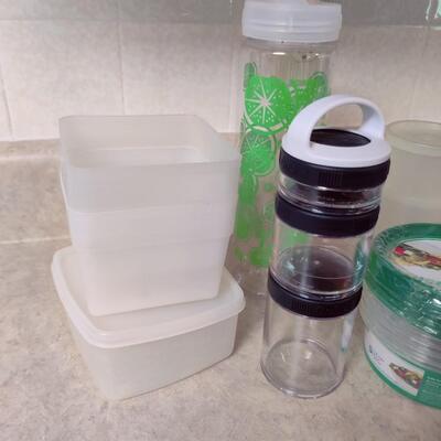 KITCHEN PLASTIC STORAGE CONTAINERS LOT