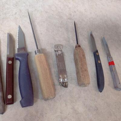 KITCHEN KNIVES AND MORE LOT