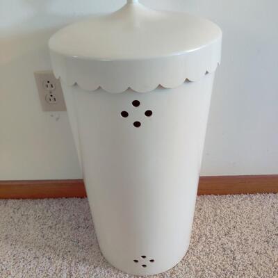 VINTAGE PLASTIC LAUNDRY HAMPER WITH SCALLOPED LID