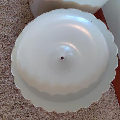 VINTAGE PLASTIC LAUNDRY HAMPER WITH SCALLOPED LID