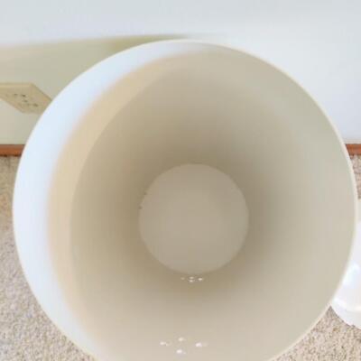 VINTAGE PLASTIC LAUNDRY HAMPER WITH SCALLOPED LID