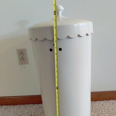 VINTAGE PLASTIC LAUNDRY HAMPER WITH SCALLOPED LID