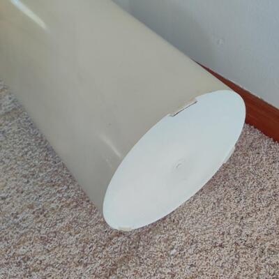 VINTAGE PLASTIC LAUNDRY HAMPER WITH SCALLOPED LID