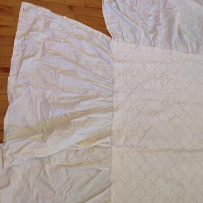 VINTAGE HAND SEWN QUILT WITH HANGING SIDES