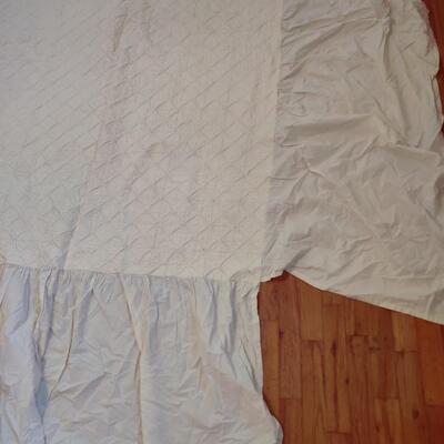 VINTAGE HAND SEWN QUILT WITH HANGING SIDES
