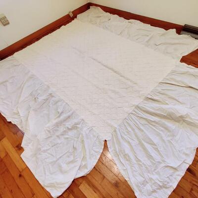 VINTAGE HAND SEWN QUILT WITH HANGING SIDES