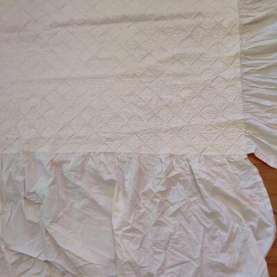 VINTAGE HAND SEWN QUILT WITH HANGING SIDES