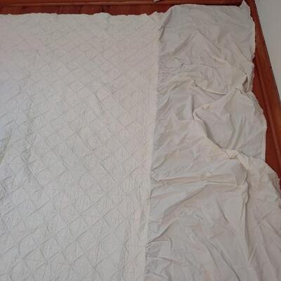 VINTAGE HAND SEWN QUILT WITH HANGING SIDES
