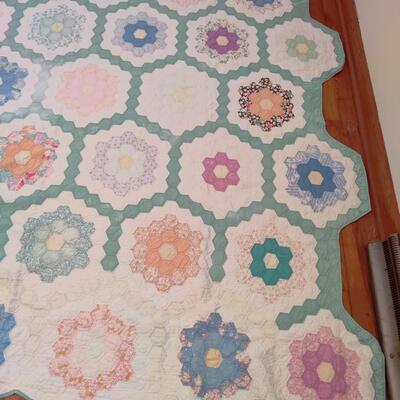 VINTAGE HAND SEWN GRANDMOTHER'S FLOWER GARDEN QUILT