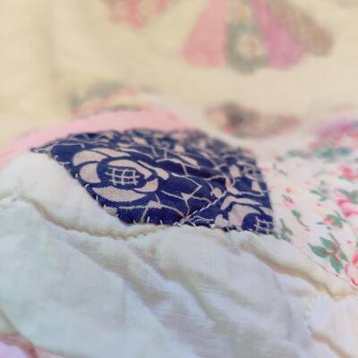 VINTAGE HAND SEWN DRESDEN PLATE PATTERN QUILT