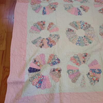 VINTAGE HAND SEWN DRESDEN PLATE PATTERN QUILT