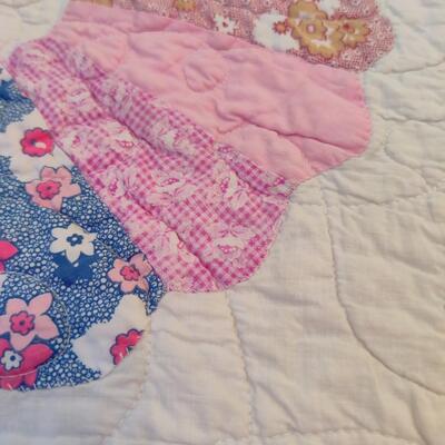 VINTAGE HAND SEWN DRESDEN PLATE PATTERN QUILT