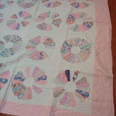 VINTAGE HAND SEWN DRESDEN PLATE PATTERN QUILT