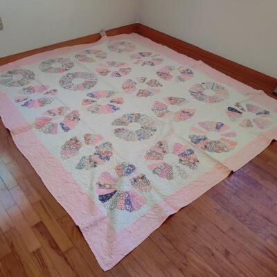 VINTAGE HAND SEWN DRESDEN PLATE PATTERN QUILT