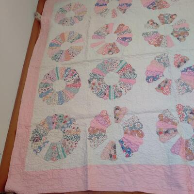 VINTAGE HAND SEWN DRESDEN PLATE PATTERN QUILT