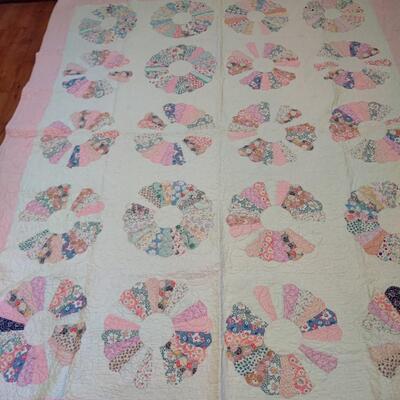 VINTAGE HAND SEWN DRESDEN PLATE PATTERN QUILT