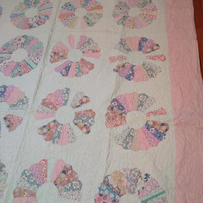 VINTAGE HAND SEWN DRESDEN PLATE PATTERN QUILT