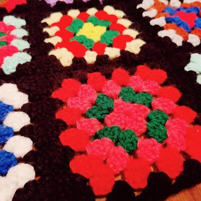 BEAUTIFUL VINTAGE AFGHAN GRANNY SQUARE PATTERN