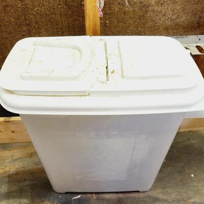 LARGE PLASTIC FOOD STORAGE CONTAINER