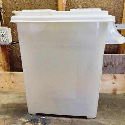 LARGE PLASTIC FOOD STORAGE CONTAINER