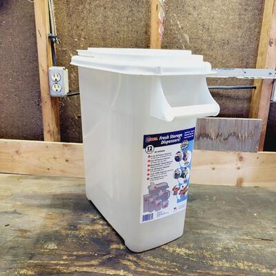LARGE PLASTIC FOOD STORAGE CONTAINER