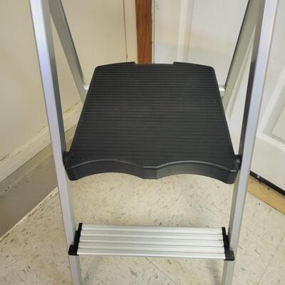 UNBRANDED ALUMINUM STEP STOOL