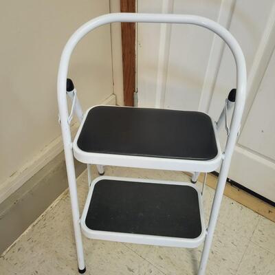 MECO USA METAL FOLDING  STEP STOOL