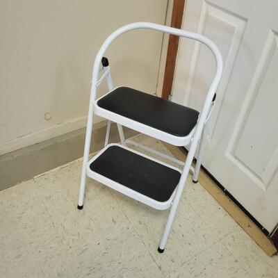 MECO USA METAL FOLDING  STEP STOOL